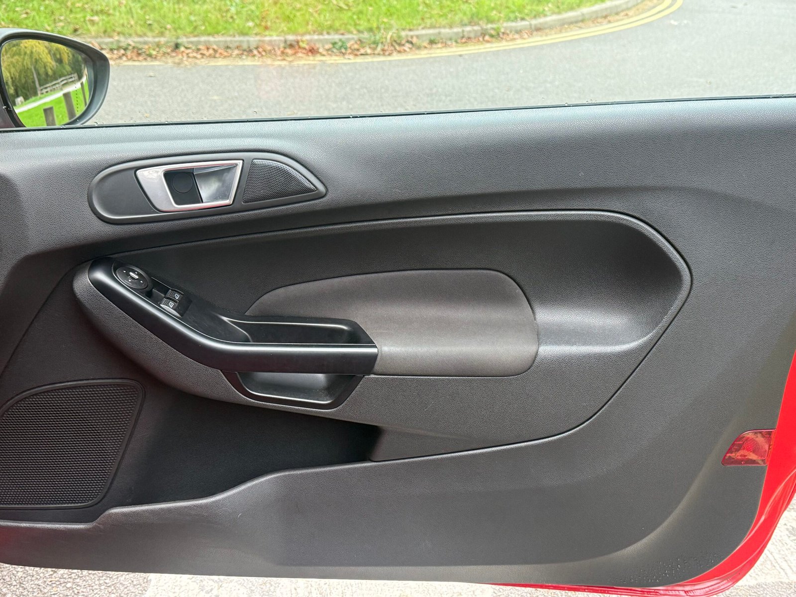 
								Ford Fiesta 1.0T EcoBoost Zetec Euro 5 (s/s) 3dr full									