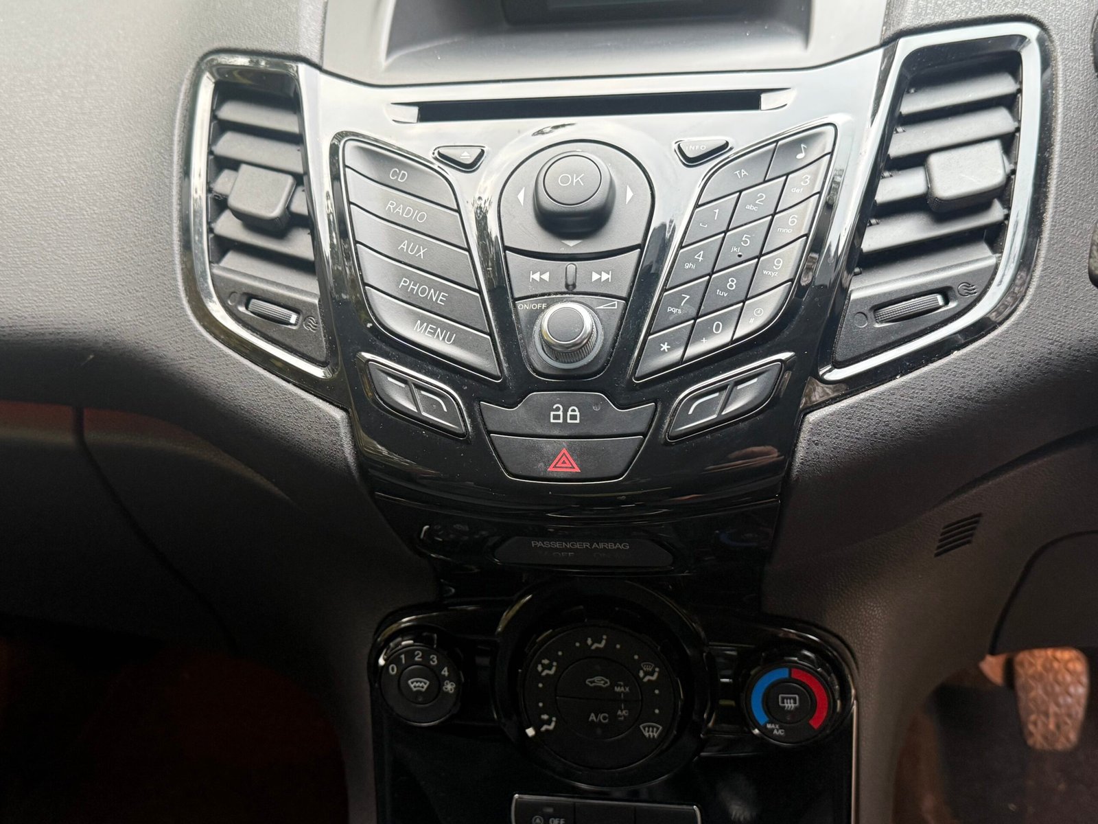 
								Ford Fiesta 1.0T EcoBoost Zetec Euro 5 (s/s) 3dr full									