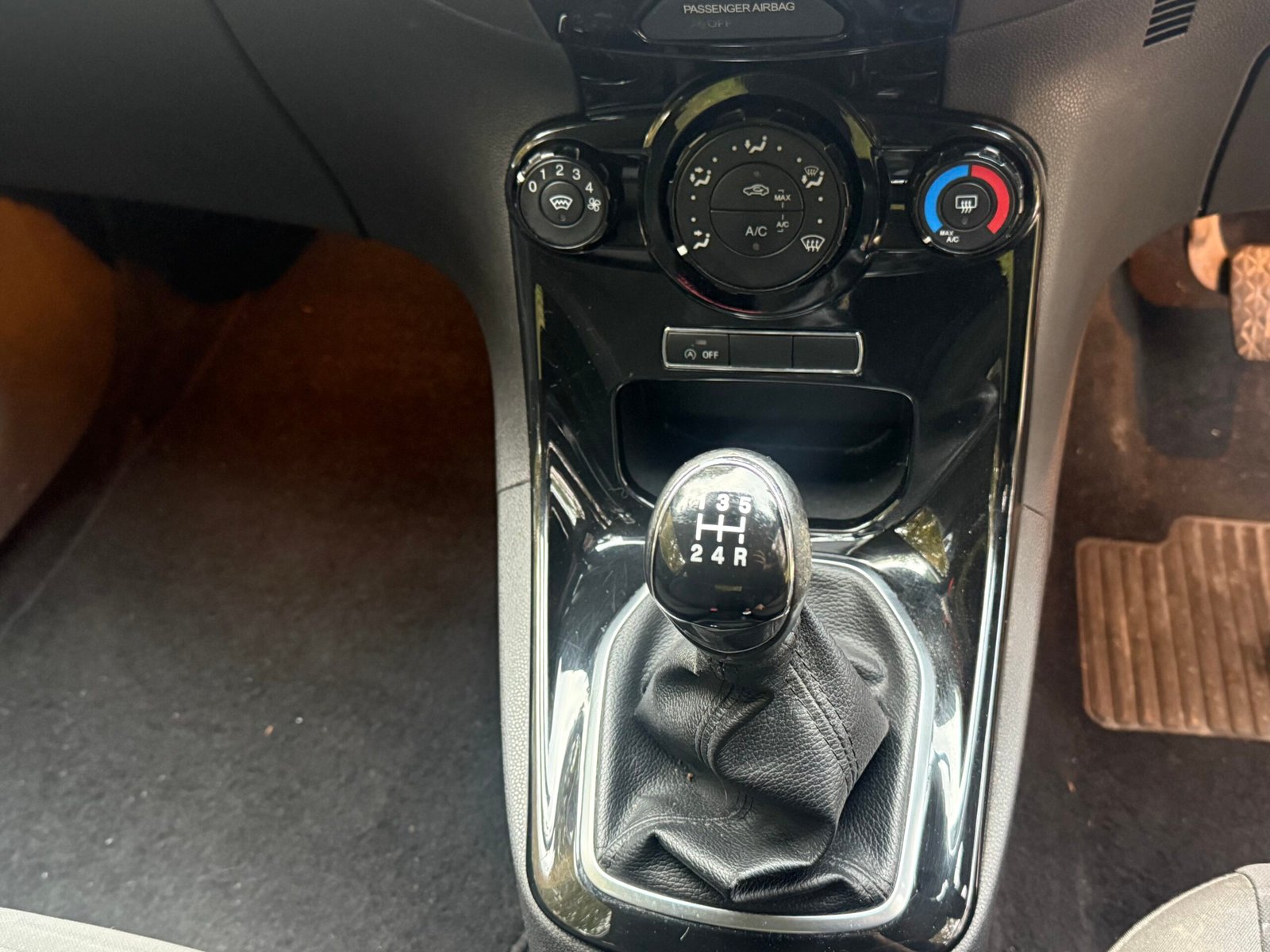 
								Ford Fiesta 1.0T EcoBoost Zetec Euro 5 (s/s) 3dr full									