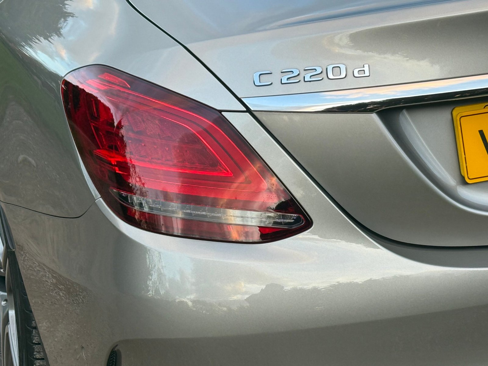 
								MERCEDES-BENZ C CLASS C220d AMG Line Premium Plus 4dr 9G-Tronic full									