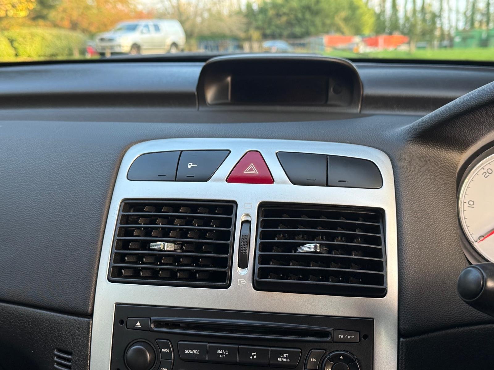 
								PEUGEOT 307 1.6 HDi 90 S 5dr full									