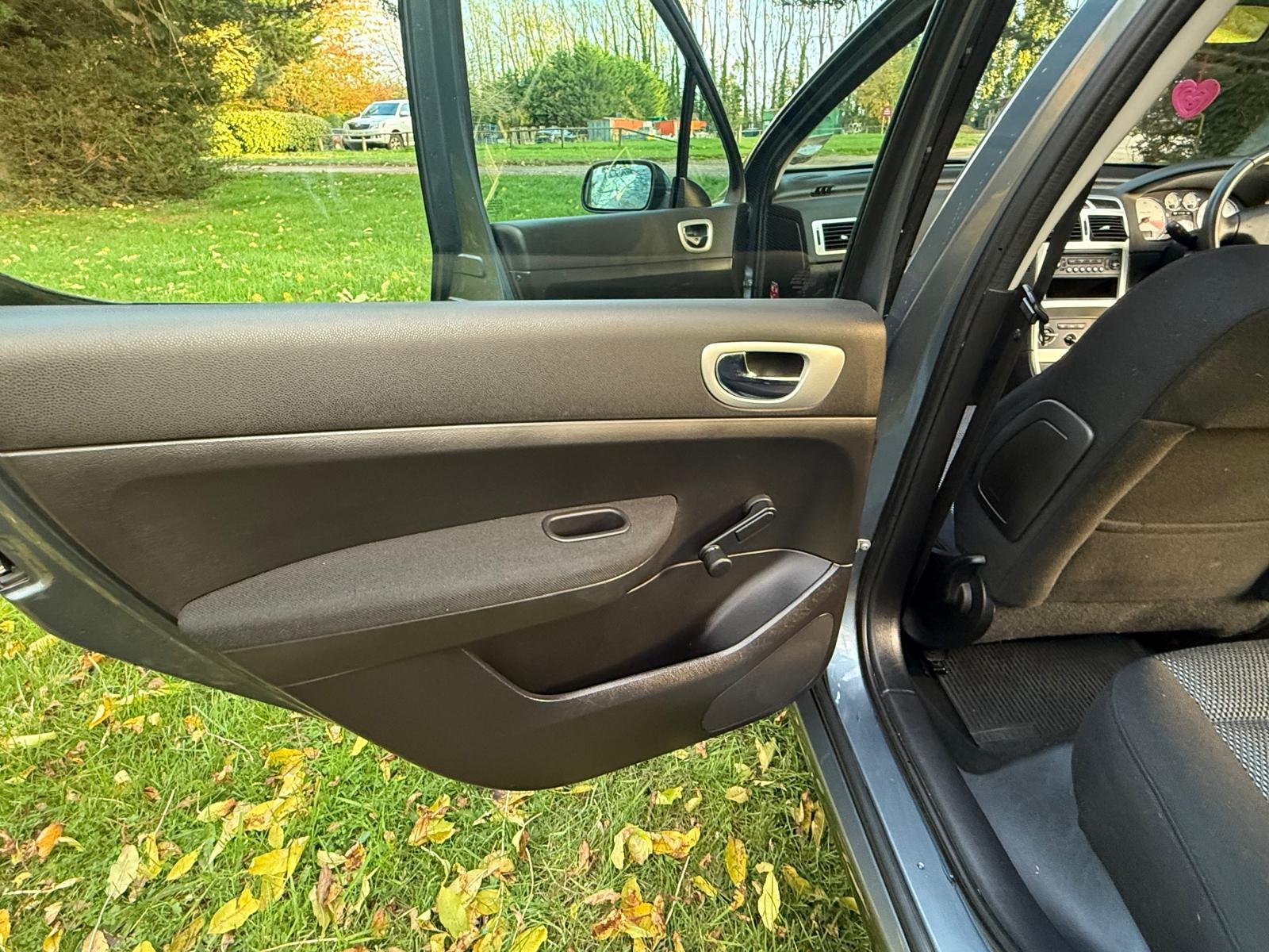 
								PEUGEOT 307 1.6 HDi 90 S 5dr full									