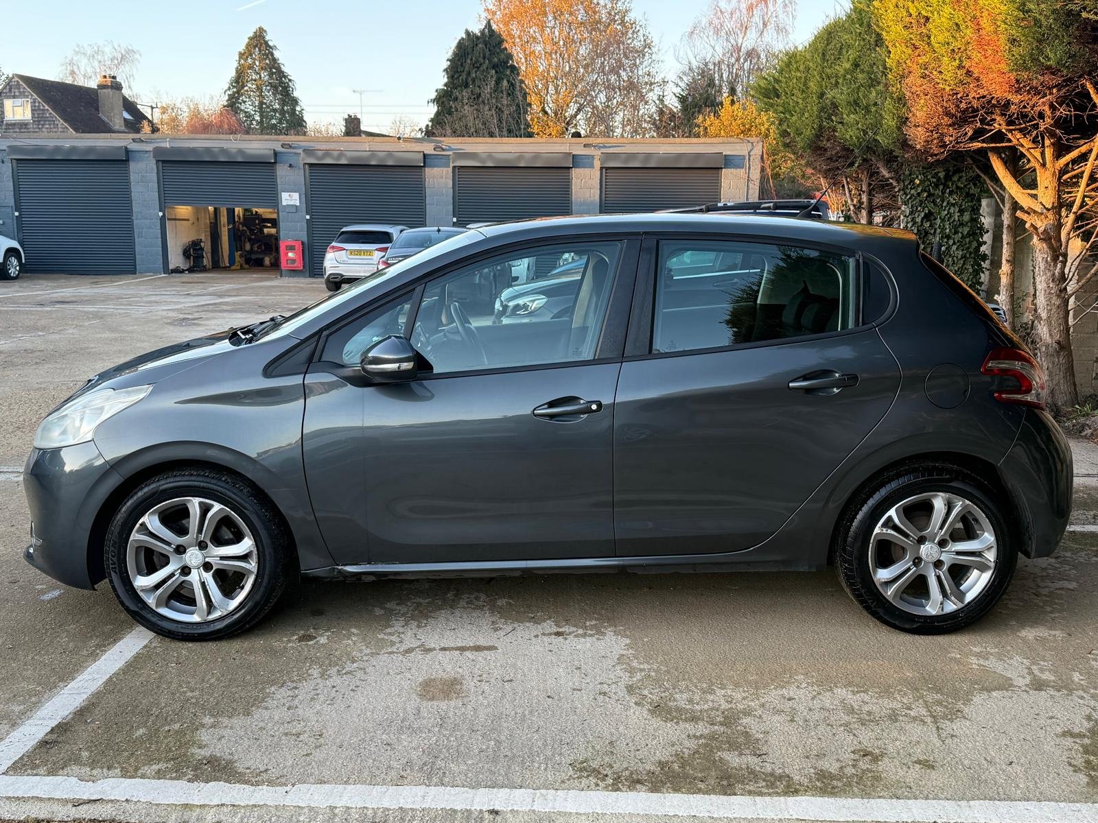 
								PEUGEOT	208	1.4 HDi Active 5dr 103,000 Miles full									